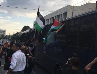 Πορεία για την Παλαιστίνη: Πετροπόλεμος και χημικά έξω από την πρεσβεία του Ισραήλ